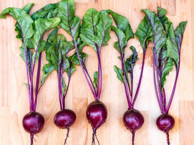 Ahşap arka planda kırmızı pancarlar