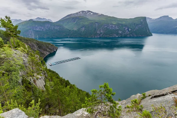 Fischfarm im norwegischen Fjord — Stockfoto