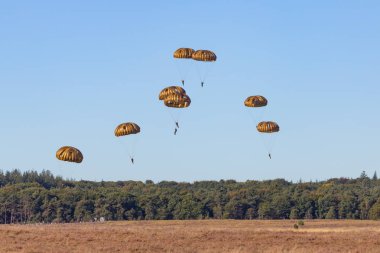Paraşütçüler Hollanda atlamak