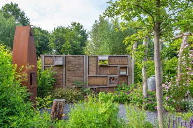 Metal şömineli bahçe deisgn