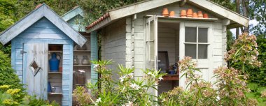 Birkaç bahçe kulübesi.