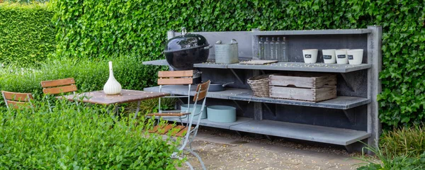 Jardim terraço com churrasqueira — Fotografia de Stock