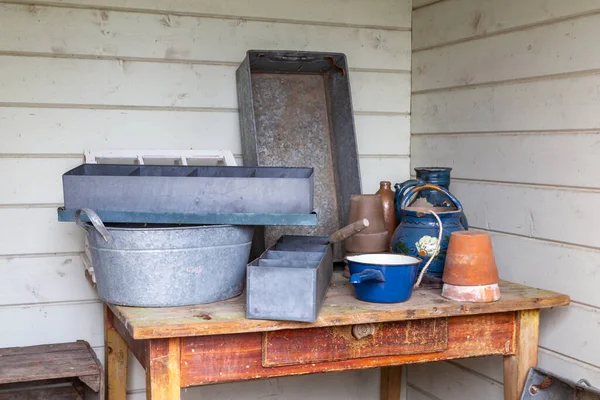 Trädgårdsbord med vintage inredning — Stockfoto
