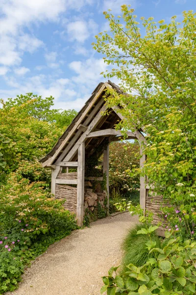 Tuin schuur en tuinpad — Stockfoto