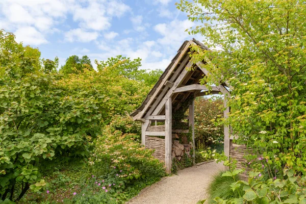 Tuin schuur en tuinpad — Stockfoto