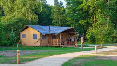 Hollanda 'daki eğlence parkında aile bungalovu çadırı