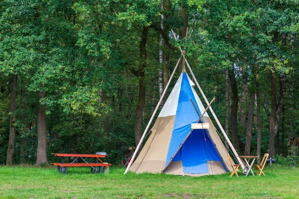 Kolorowy kemping z namiotami wigwam — Zdjęcie stockowe