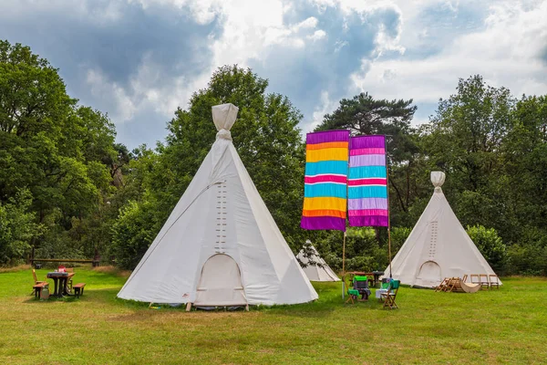 Красочный кемпинг с палатками из вигвама — стоковое фото