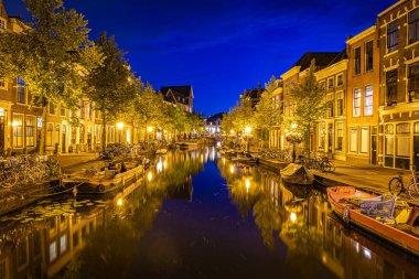 Geceleri şehir manzarası Leiden