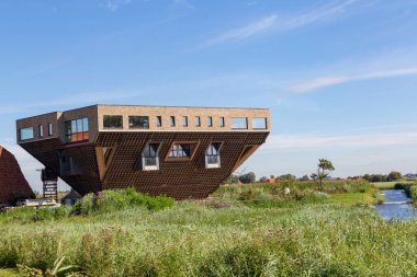 Evin altını üstüne getirin.