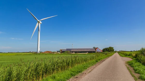 Farmářské a větrné turbíny — Stock fotografie