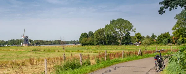 Nederlands zomerpanorama met windmolen en fiets — Stockfoto