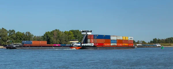 Navi da carico sul fiume olandese — Foto Stock