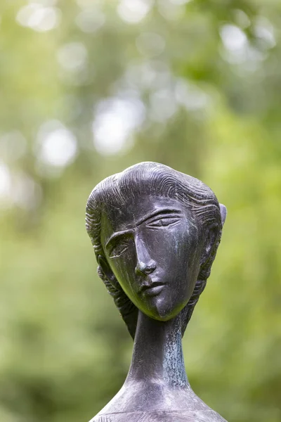 Sculpture of woman — Stock Photo, Image