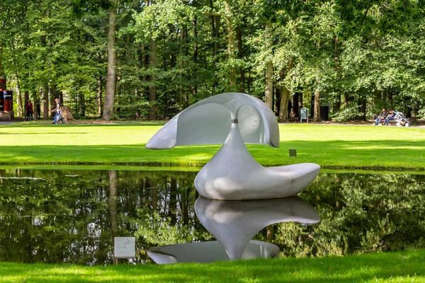 Hvid flydende skulptur - Stock-foto