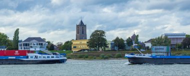 Kargo gemileriyle Skyline şehri Tiel