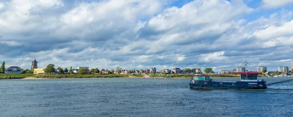 Skyline stad Tiel met veerboot — Stockfoto