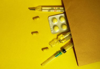 Bir zarf termometre haplarının şablonu şırınga ampulü Üst görünüm kopyalama alanı