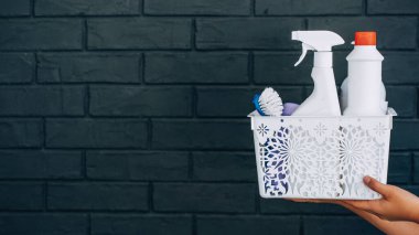 Ev temizliği, temizlik malzemeleriyle dolu bir kutu.