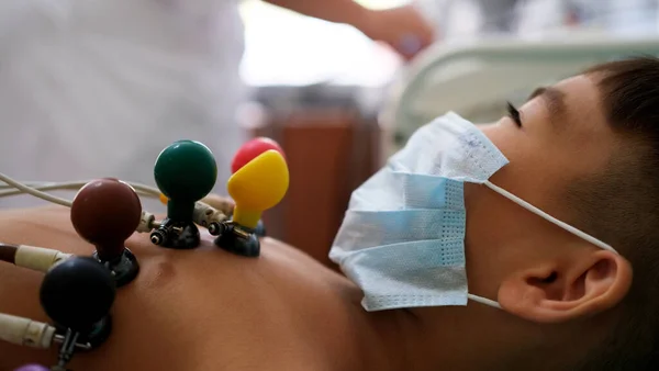 Boy Mask Lying Hospital Heart Test Being Carried Out — Stock Photo, Image