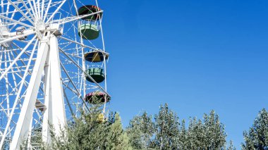 # Eğlence parkında yaz eğlencesi # # Mavi gökyüzüne karşı dönme dolap #