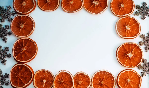 乾燥オレンジピール白の背景に乾燥オレンジのフレーム テキストのための空間上からの眺め コピースペース 最上階だ 乾燥オレンジピール お祝いや料理のコンセプト 新年とクリスマスの絵葉書 — ストック写真