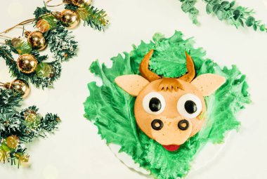 2021 boğa ineğinin yenilebilir sembollü komik sandviçi tost ekmeği, sosis ve peynirden yapıldı. Çocuklar için kahvaltı fikri. Yılbaşı yemeği. tatil, kutlama.