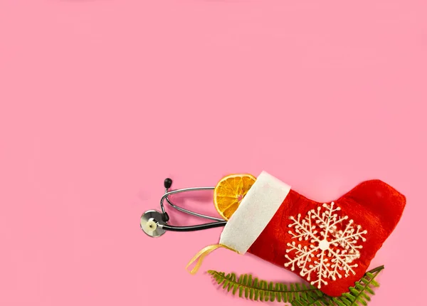 Fonendoscopio Rosso Calza Babbo Natale Sfondo Rosa Vacanza Medici Concetto — Foto Stock