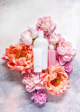 Şakayık çiçekli kozmetik şişe kapları. Marka modeli için boş etiket, Doğal organik güzellik ürünü konsepti
