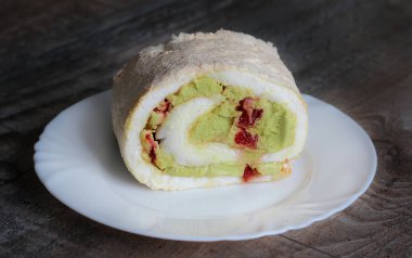 Evde pişirmek, beyaz tabakta böğürtlenlerle yuvarlanmak, insan yok.