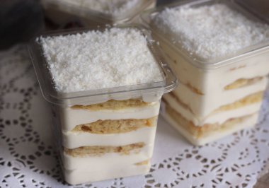 Evde yemek pişiririz, beyaz tabakta tatlı yeriz, insan olmaz.