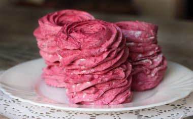 Evde pişirme, böğürtlen şekerlemeleri, beyaz bir tabakta, insan yok.