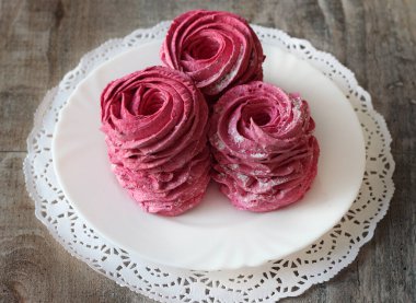 Evde pişirme, böğürtlen şekerlemeleri, beyaz bir tabakta, insan yok.