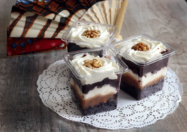 Evde yemek pişiririz, beyaz tabakta tatlı yeriz, insan olmaz.