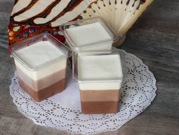 Evde yemek pişiririz, beyaz tabakta tatlı yeriz, insan olmaz.