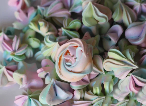 Ev yapımı, renkli marşmelovlar, beyaz bir tabakta, seçici bir odak.