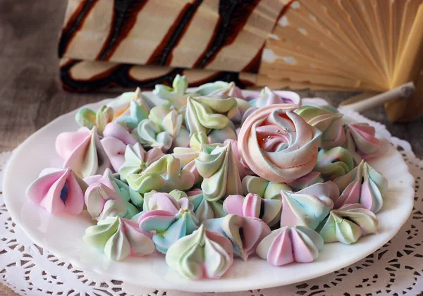 Ev yapımı, renkli marşmelovlar, beyaz bir tabakta, seçici bir odak.