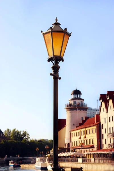 Bilgi ve deniz fenerinin arka planında sarı fener