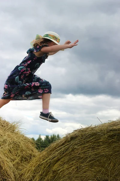 Kız samanlıkta koşar, sonbahar samanlığında.