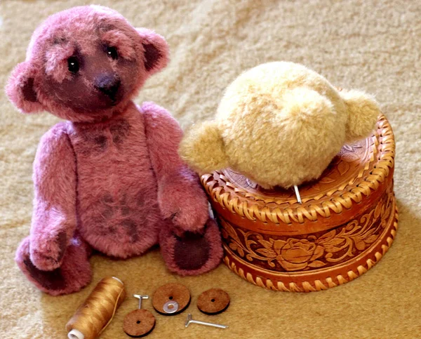 Yumuşak oyuncaklar dikiyoruz, kendin yap oyuncak ayı.