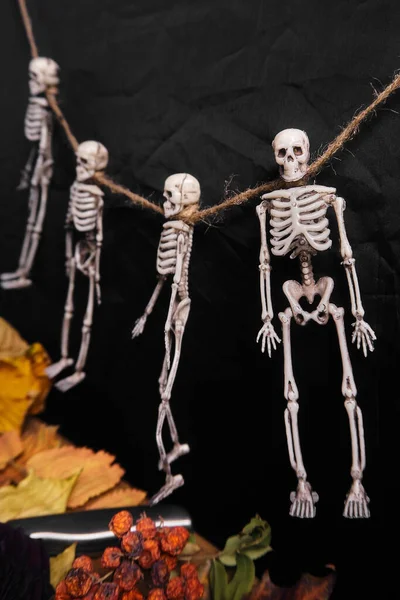 Guirlanda Esqueleto Pendurado Sobre Folhas Uma Faca — Fotografia de Stock