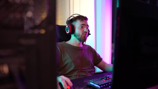 Mladý hráč je emocionálně hrát počítač. — Stock video