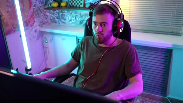 一个年轻的游戏玩家在感情上玩电脑. — 图库视频影像