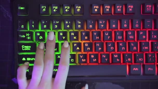 Kobiece ręce kliknij na podświetlaną klawiaturę. — Wideo stockowe