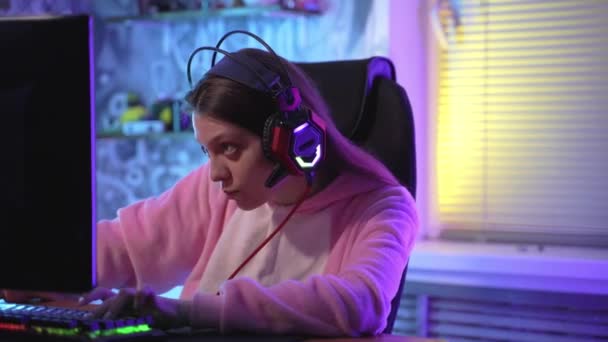 Meisje gamer emotioneel speelt een computerspel. — Stockvideo