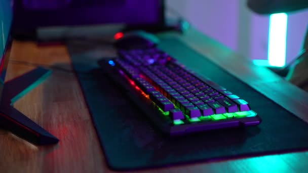 Mężczyzna palce naciśnij podświetlone klawisze klawiatury. Neonowe podświetlenie. Gracz gra w komputer — Wideo stockowe
