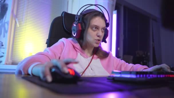 Une jeune fille gamer joue émotionnellement un jeu d'ordinateur. — Video