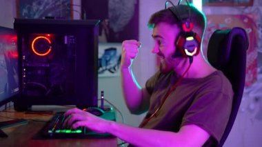 Genç bir oyuncu duygusal olarak bilgisayarla oynuyor.. 