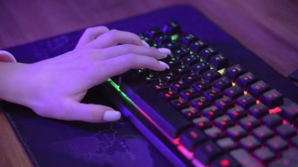 Kobiece ręce kliknij na podświetlaną klawiaturę. — Wideo stockowe