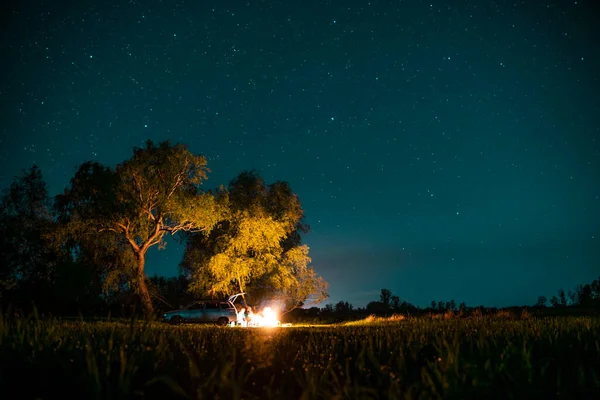 Kamp ateşi etrafında gezginlerin fotoğrafları..